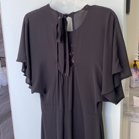 Embroidery Romper with tie back. - Picture 3 of 4